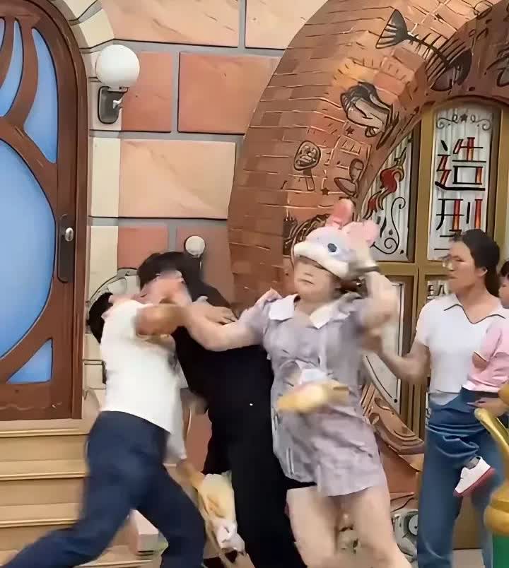 看了上海迪士尼两夫妻和一对情侣打架的完整视频，隔着屏幕都替兔帽女孩尴尬了，因为打