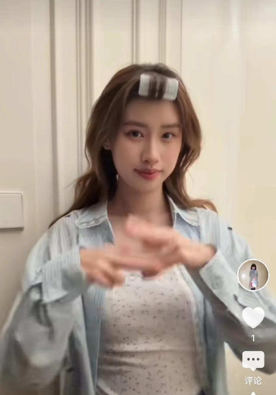 这个徐朵真是越长越像冯小刚了。嘴巴和神情都有些像。现在这个女孩频繁出镜，很多