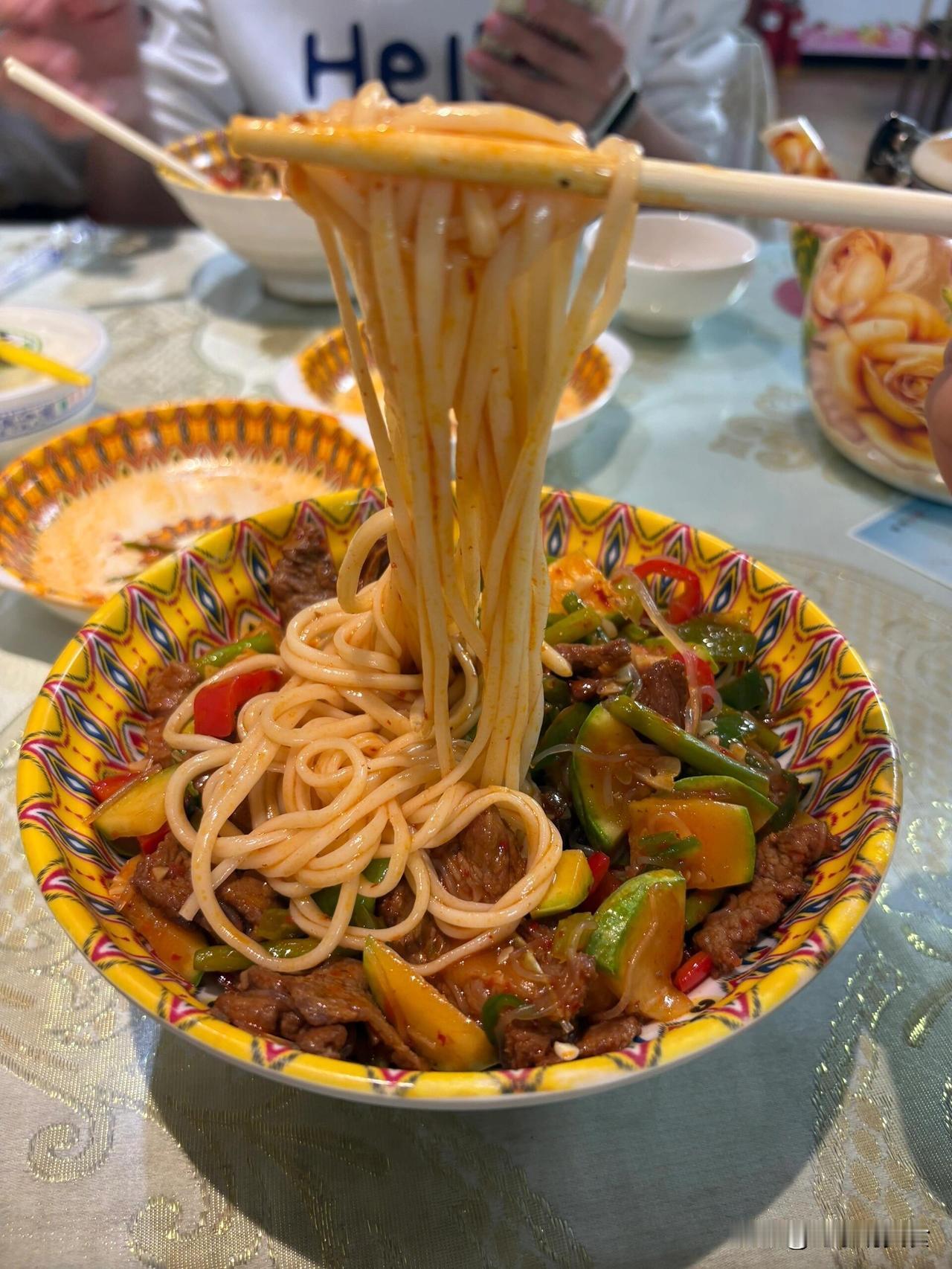 乌鲁木齐拌面馆越开越多，内卷成这样真的能赚到钱吗？最近乌鲁木齐大街小巷，拌面