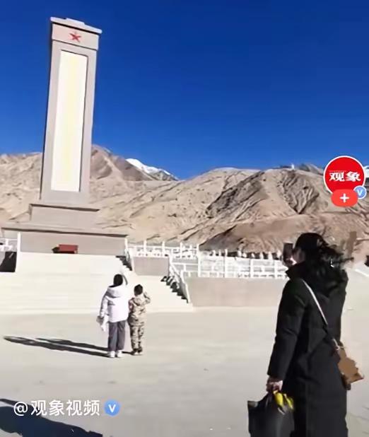 前阵子，一位年轻的军嫂拉着两个孩子，坐了2000多公里的路，整整用了3天时间，赶