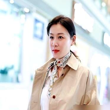 40岁以后穿衣不想被人说“老气”，又怕用力过猛显得刻意，这个难题很多人都有。