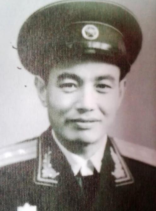 1944年8月，日本兵突然将看守所的大门打开，翻译官对着9名八路军战士说："火车