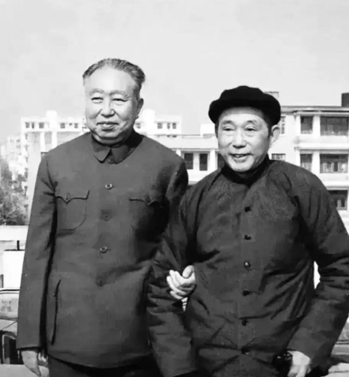 1990年，华国锋同志回到湖南湘阴，看望老部下任纪汉。早在1949年，华国锋同志