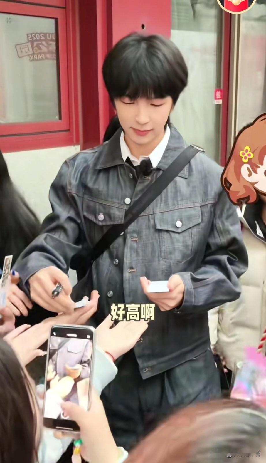 肖凯文昨天也去现场看比赛了。今年的成都混团比赛，肖凯文又回来成都了，他还准备了