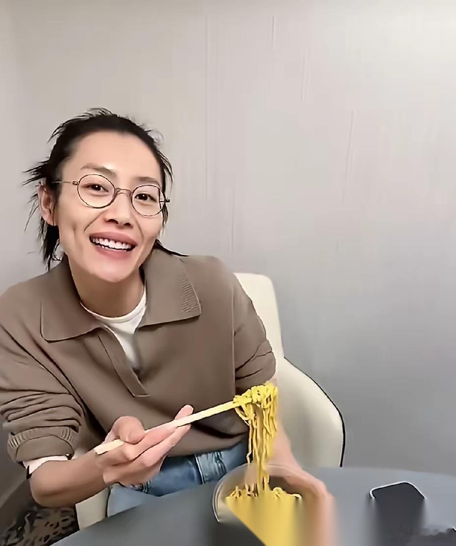 我问在美容院上班的表姐，为什么刘雯都38岁了，素颜还这么能打？表姐很直接地