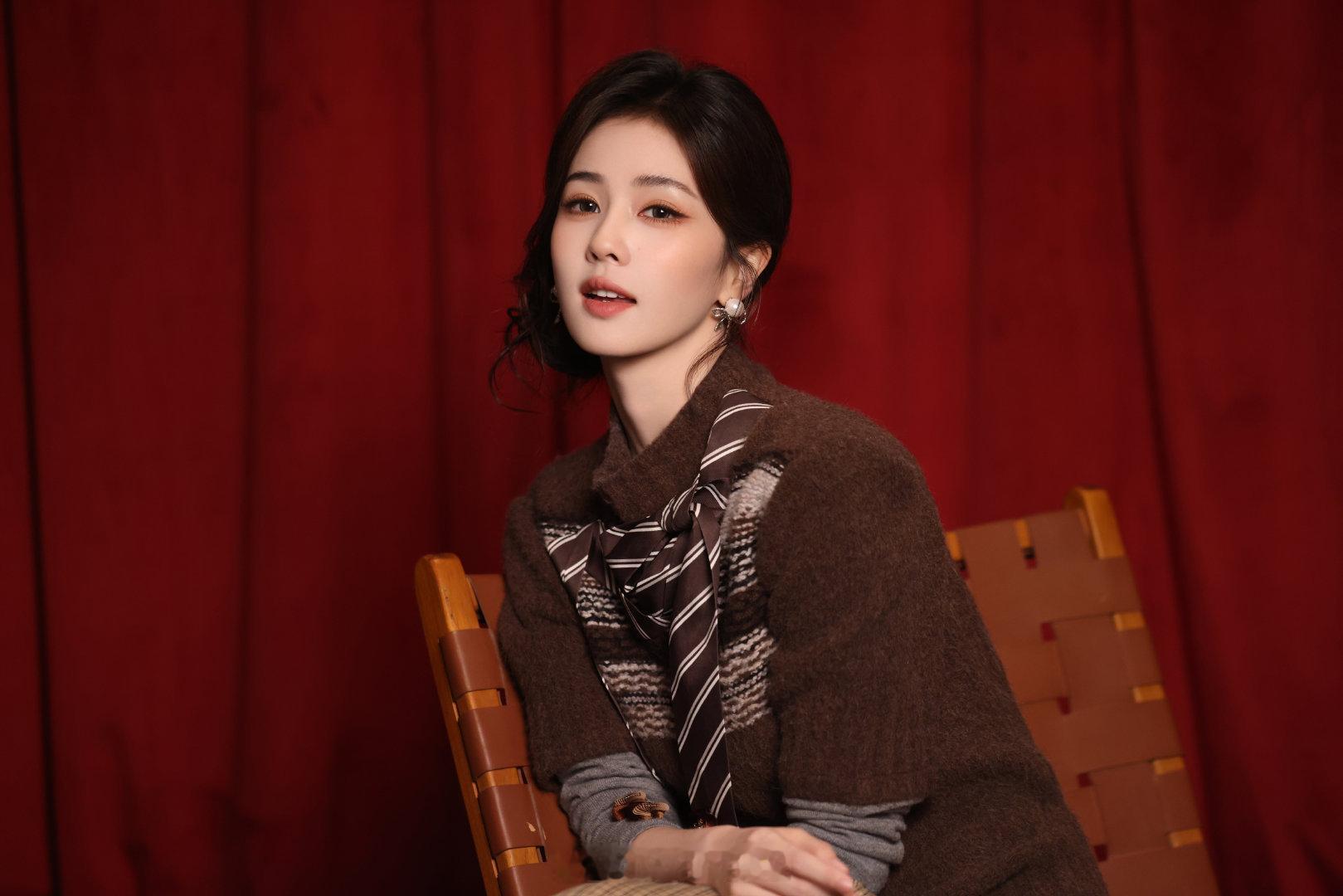 白鹿低丸子头造型早秋美拉德风look～🍍好温柔呀！[吐舌头眯眼睛笑]​​​