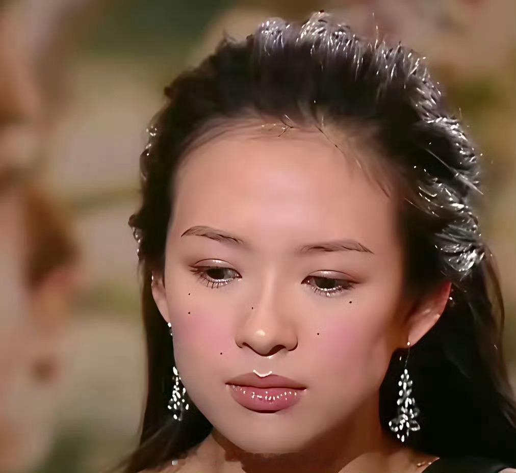 章子怡早期脸上的痣，现在一点也看不出来了。