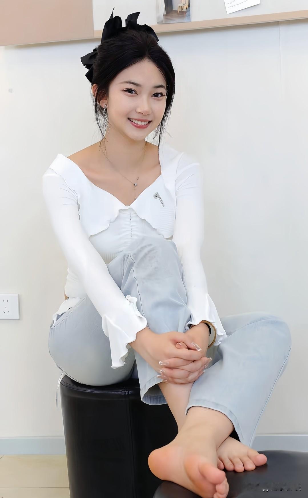 咖啡馆里的甜美少女，穿搭清新，微笑迷人！😊💕晒晒你的咖啡美图今日分享随手拍