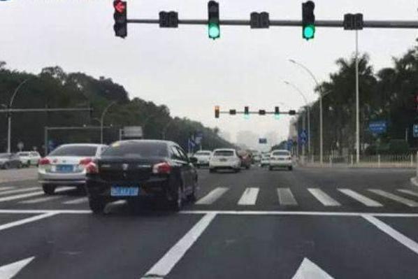 绿灯不走，黄灯猛冲？这位司机，你的驾照是咋考过关的？近日江苏扬州，一辆安徽牌
