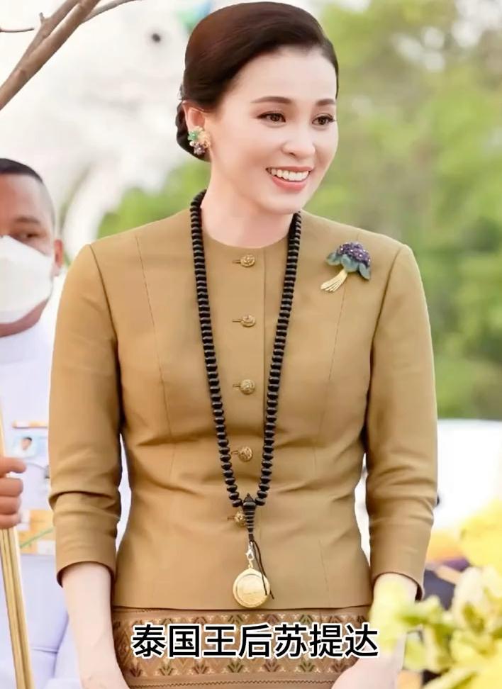 苏提达是泰国现任国王的第四任妻子，出生于1978年6月3日，祖籍中国福建，拥有华