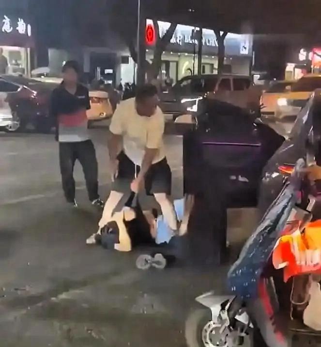 杭州一已婚女子车内与情人私会，被骑电动车赶来的丈夫抓个正着。丈夫怒火中烧，一把将