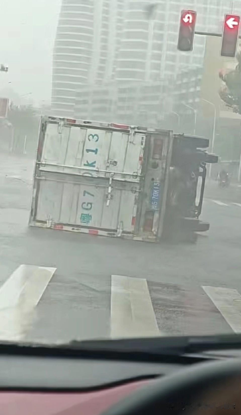 货车等红灯被吹翻，交警救人看哭全网！湛江这台风疯了！大货车在红绿灯下被直接
