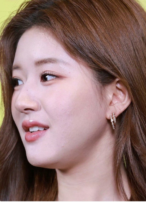 赵露思真实生图，高清到闭口都看得到​​​其实还是美的。​​​