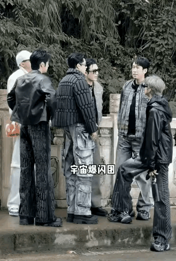 50岁的黄晓明又开始走型男路线了，和一群年轻的小伙子在一起，丝毫看不出老年感。当