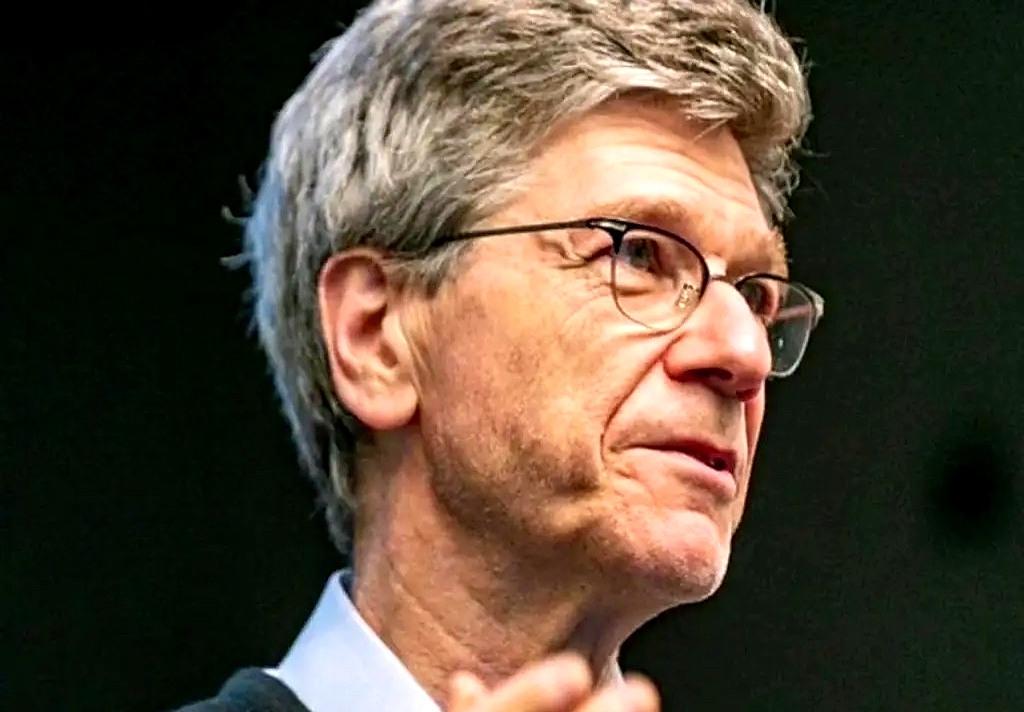 ·一个美国教授说了句大实话，台下掌声就没停过，他说，两千年，中国，从没跨过那片海