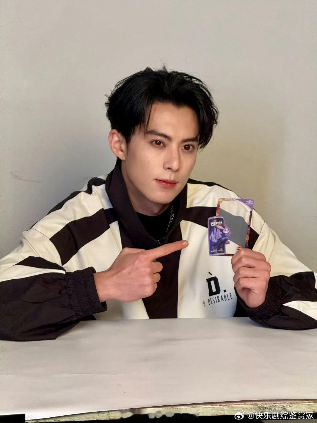 王鹤棣云南录制新综艺接机现场粉丝也太多了吧！！河堤还是太火了期待新节目～～