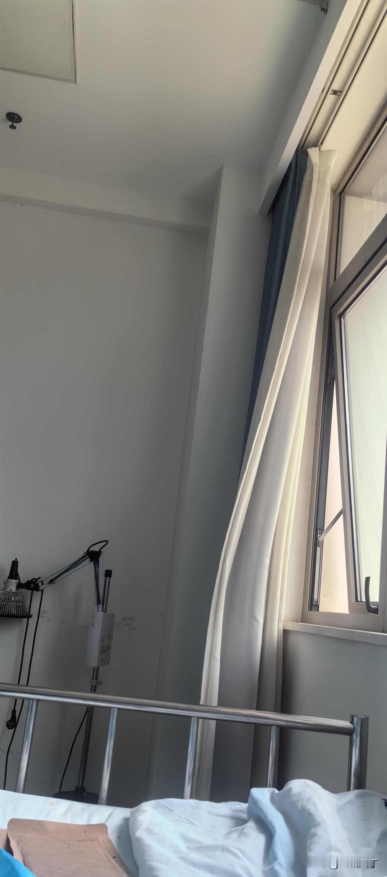 邻床大姐和我母亲一样拎不清，这会苦了她自己，也对她儿子儿媳不利。“妹，你今儿