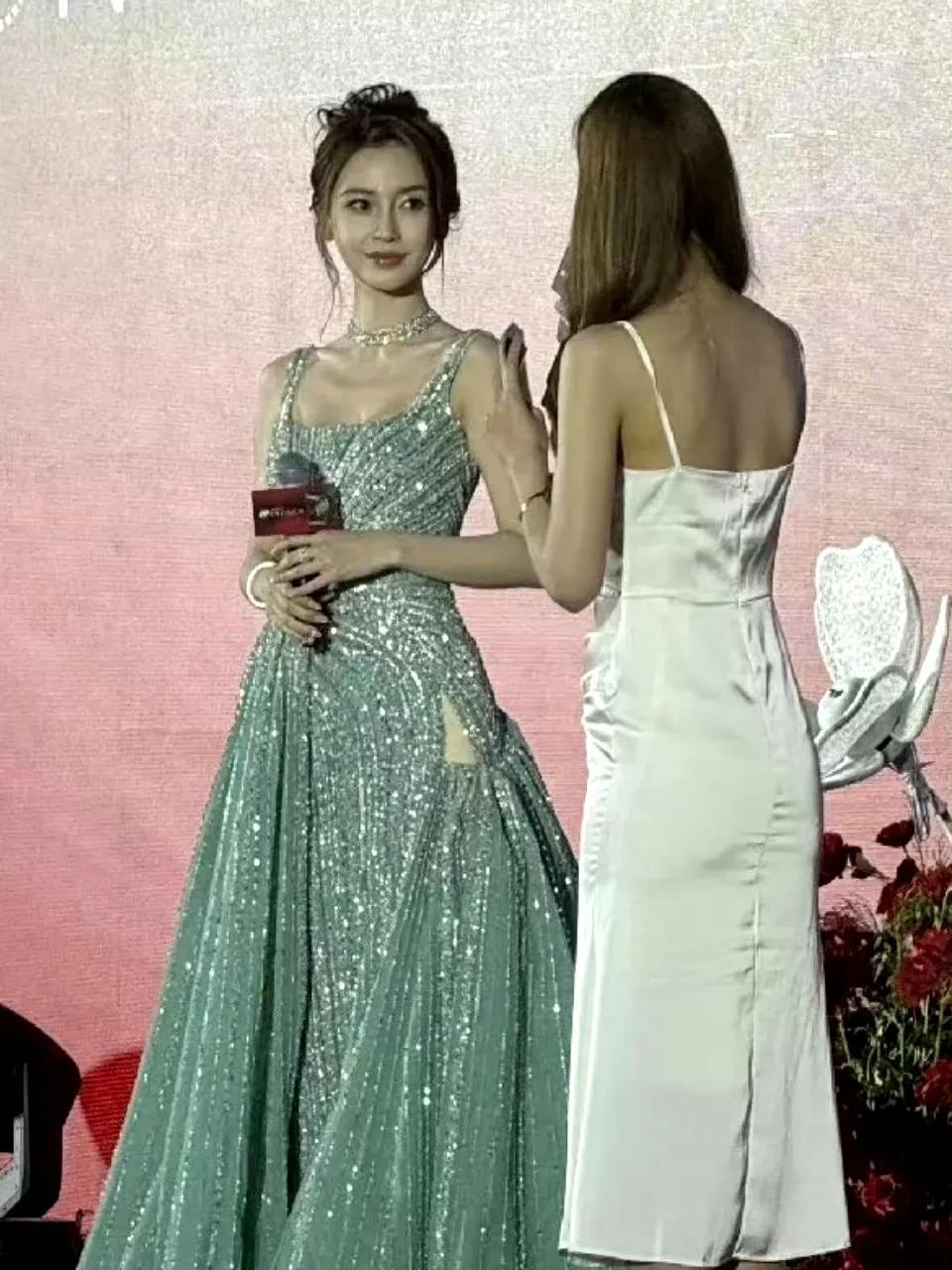 杨颖澳门活动生图曝光，这状态真的是绝了，比和黄晓明在一起时还要巅峰，可惜她的内涵