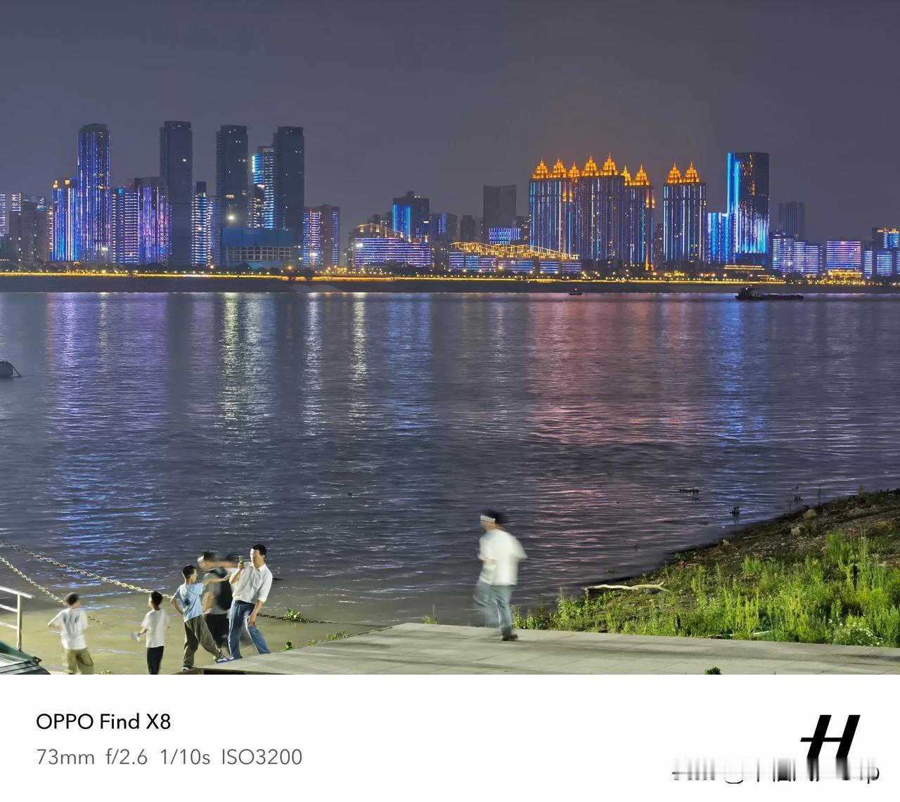 见识一下张家港段的长江有多宽？大家都知道，在西部像重庆等地，长江看起来就只有几