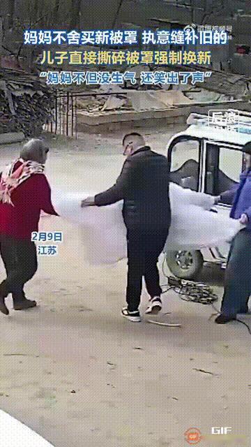 干得漂亮！江苏一位老人把被套拿出来，准备拿到店铺去缝补，她让女儿帮忙把被套摊开来