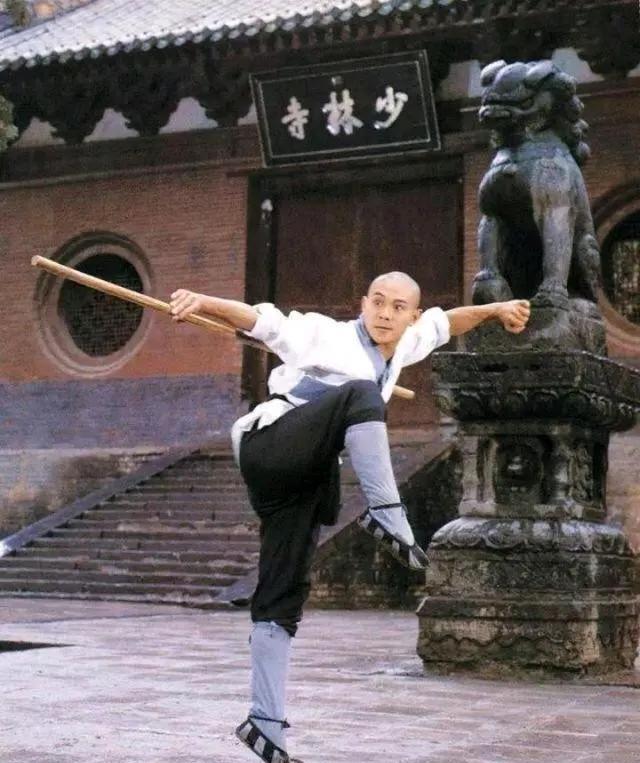 李连杰释永信这对师兄弟，他们一个让少林寺武功发扬光大，一个让少林寺蒙耻。当年因为