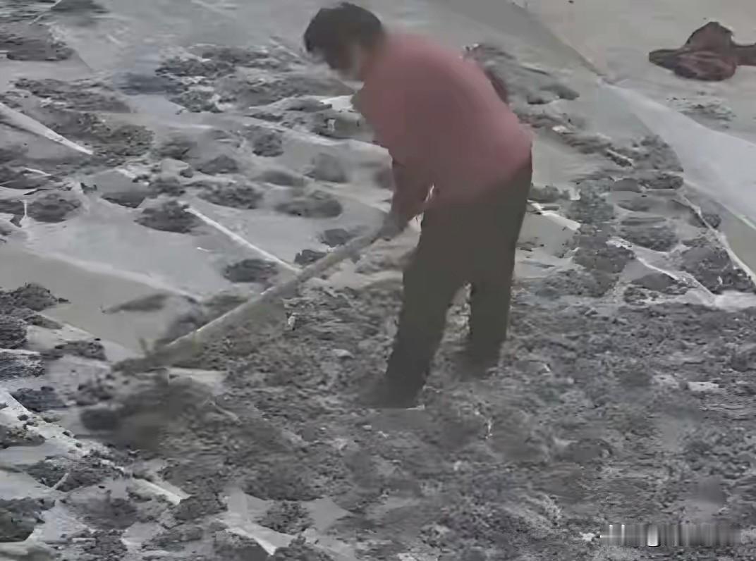 不是老人变坏了，而是坏人变老了，湖南某个村子，当地村民好不容易集资起来修了个水泥