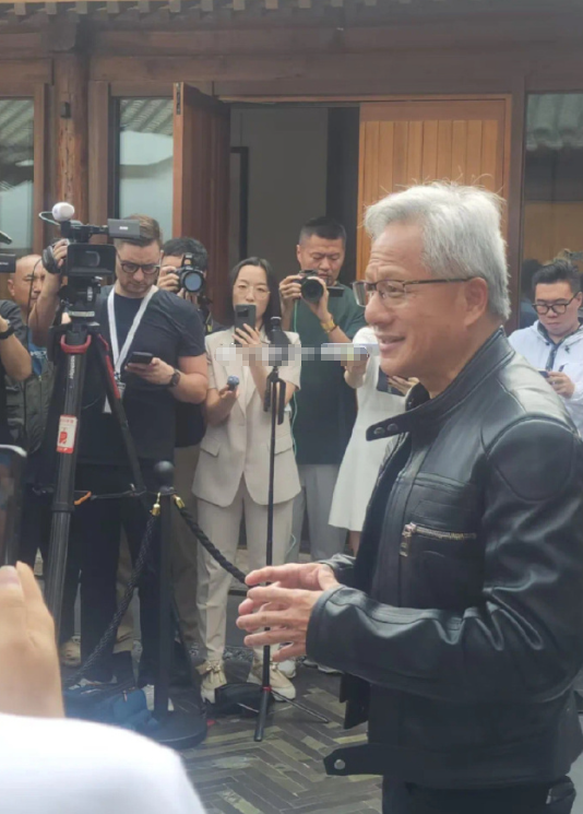 黄仁勋三伏天穿皮衣还不冒汗，网友扒出真相：人坐迈巴赫里，空调开得能冻住冰淇淋！