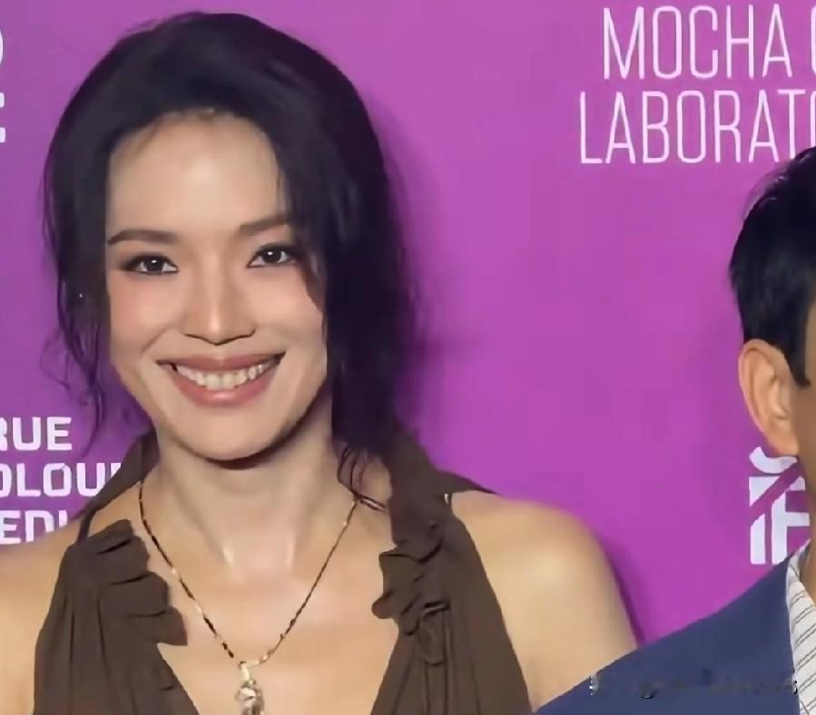 发现了吗？舒淇这状态一直都太绝啦！根本看不出实际年纪，眼睛明亮有神，神采
