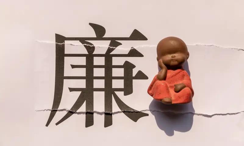 如今捉拿贪官，纪检部门都无需亲自动手了，公布出来的贪官大多是主动投案。而如何界定