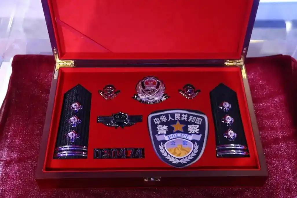 肩章国徽加三颗星、警号000001，这身制服到底什么来头？懂行的人一看就明白 
