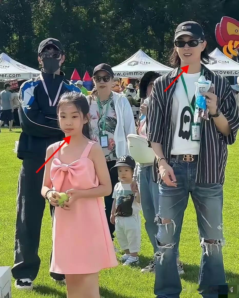 有时候不得不感叹基因的强大，戚薇和李承铉的女儿lucky一直被外界称为“小戚薇”