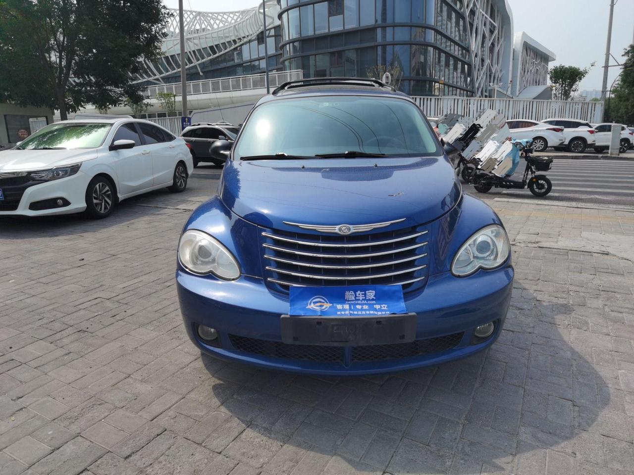 人和人的审美就是不一样，就下面这台克莱斯勒，本技师觉得奇丑无比；但车贩子和买车