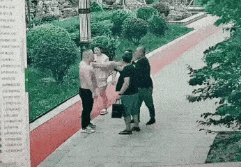 那个光着膀子的男人确实很凶，仗着自己力气大，一下子就把对方两个人打倒了，当时看起