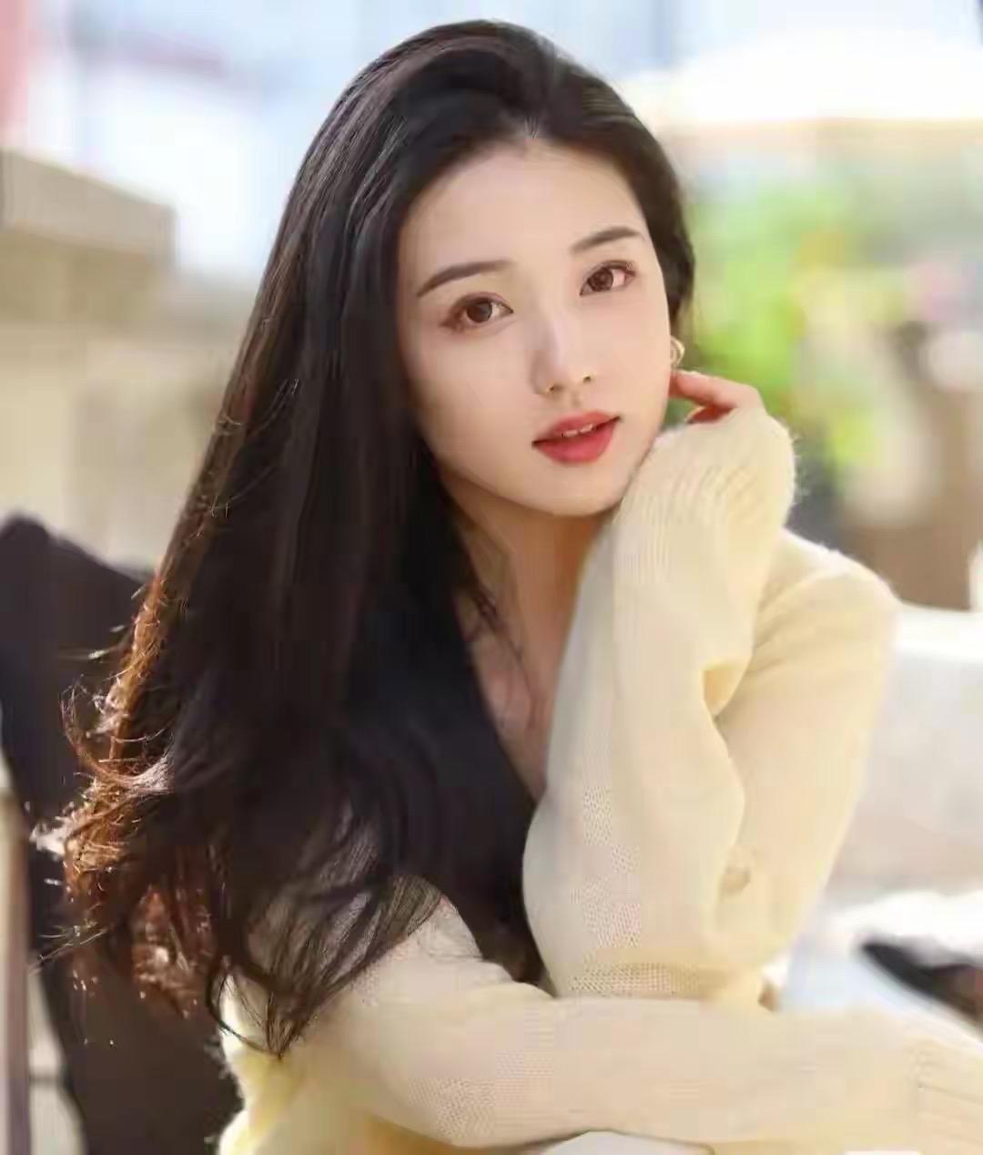 公司团建，所有人都撮合我和新来的美女同事，角落里的冰山女上司，也就是我老婆，默默