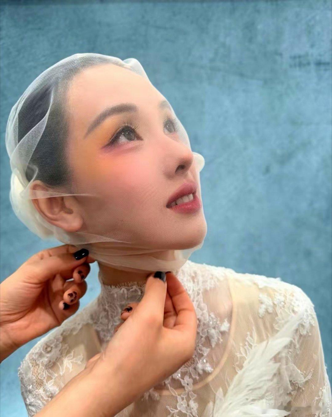 刷到陈都灵那组照片时，第一眼还真愣了一下。妆面是精致的，脸也确实好看，可那层纱一
