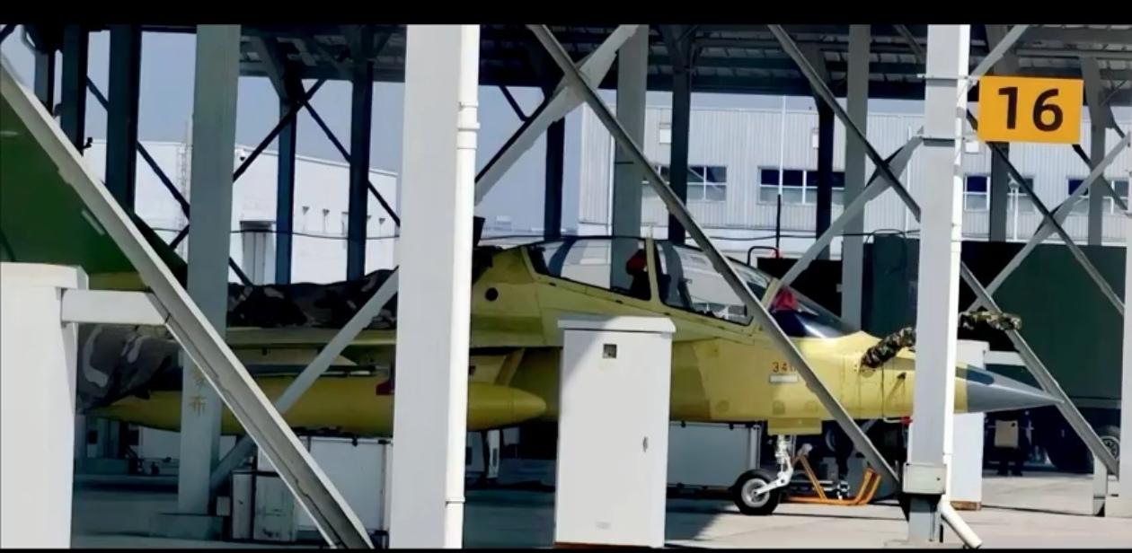 这是L-15高级教练机的最新改进型，不仅安装了空中受油探头，具备了空中加油能力。