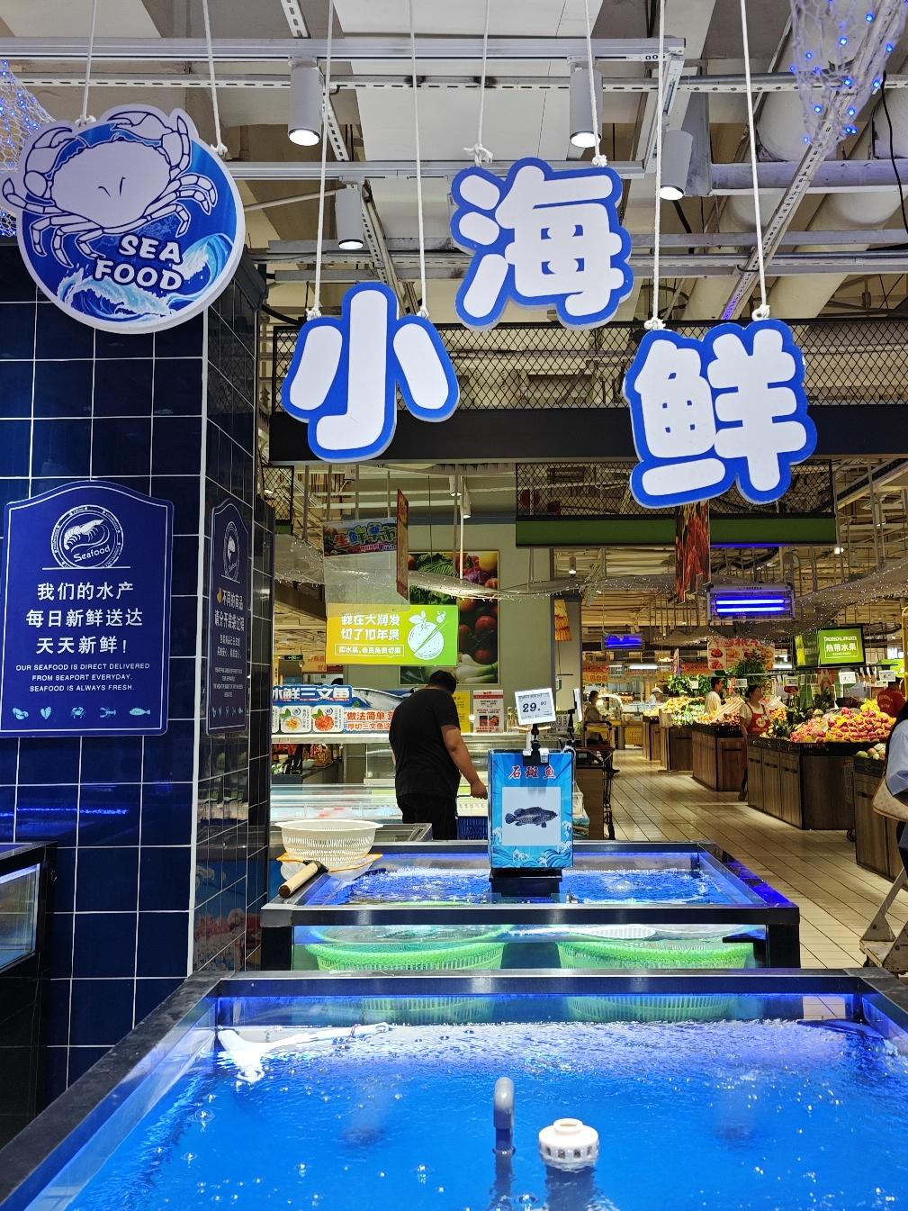 此时的饮食就要以清淡为主，要多补充水分，多吃当季水果蔬菜，切勿暴饮暴食。还要多