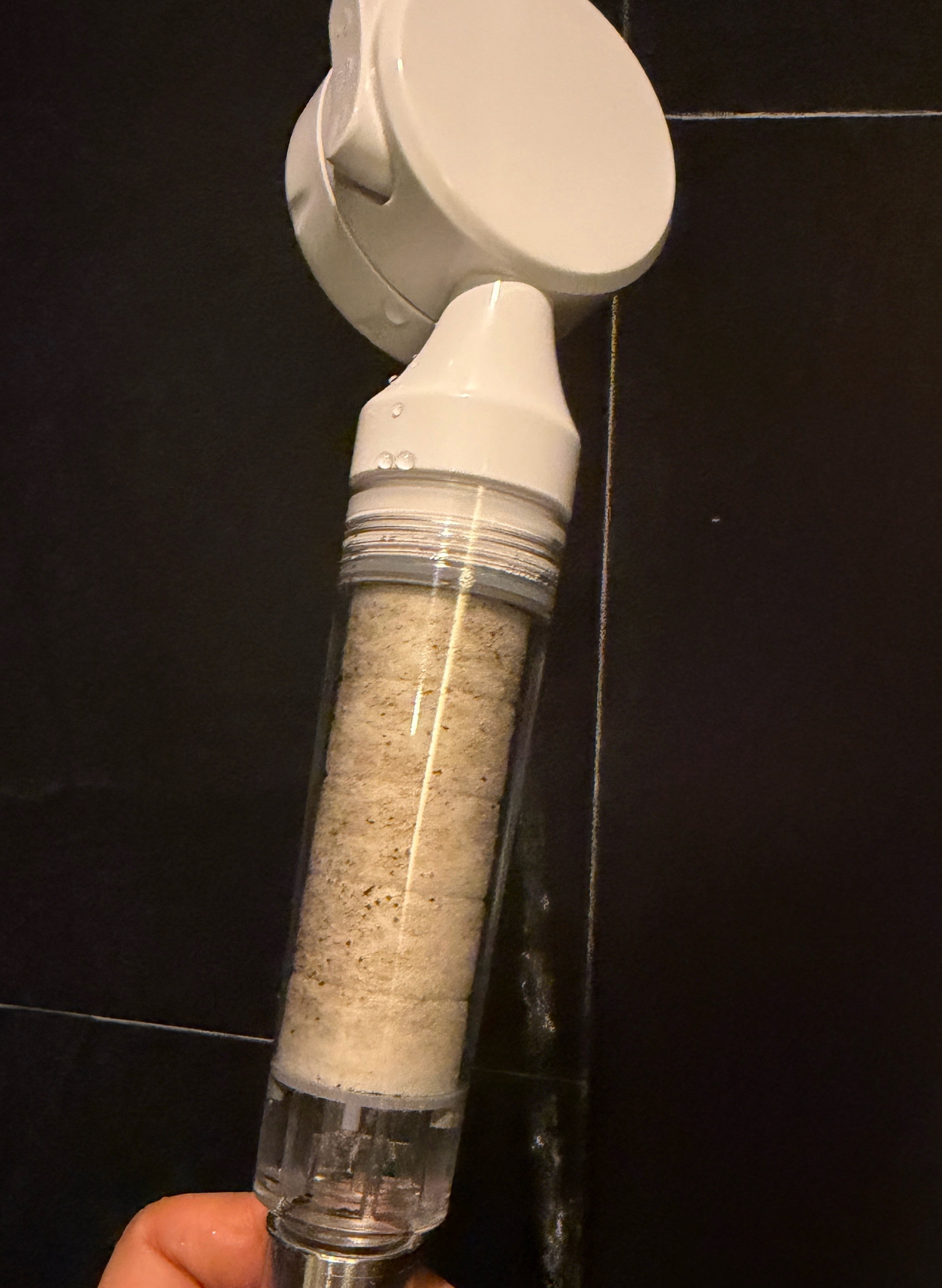 朋友给我准备了花洒，泰国的水质有点脏的样子。