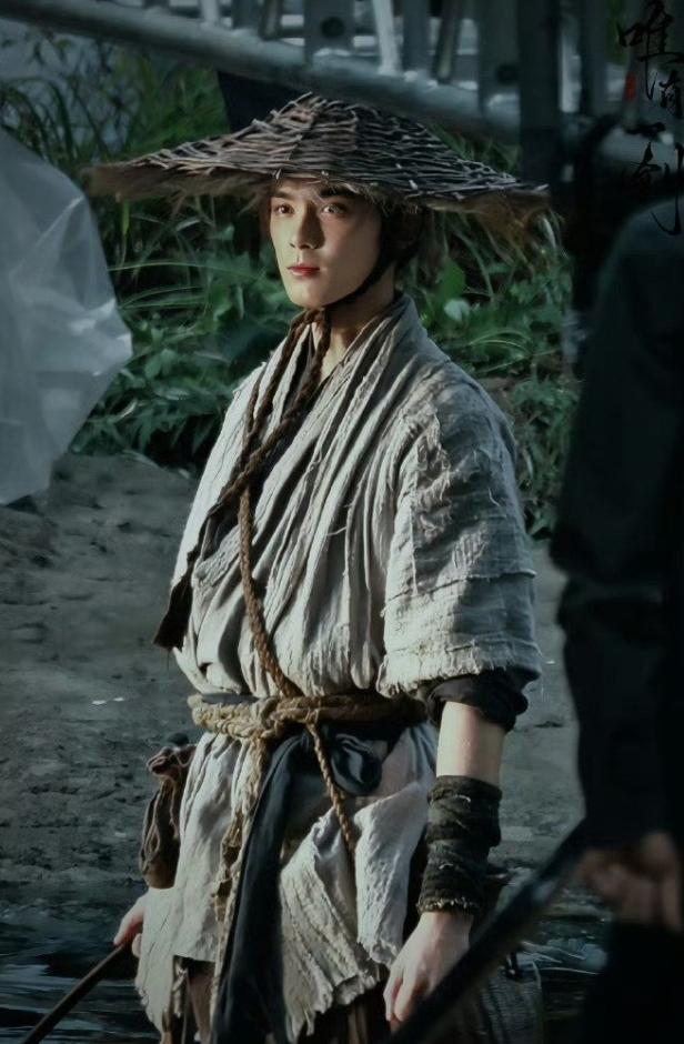 吴磊《剑来》开机路透很惊喜！这部剧的妆造很糙，有种早期金庸武侠剧的妆造的糙感，