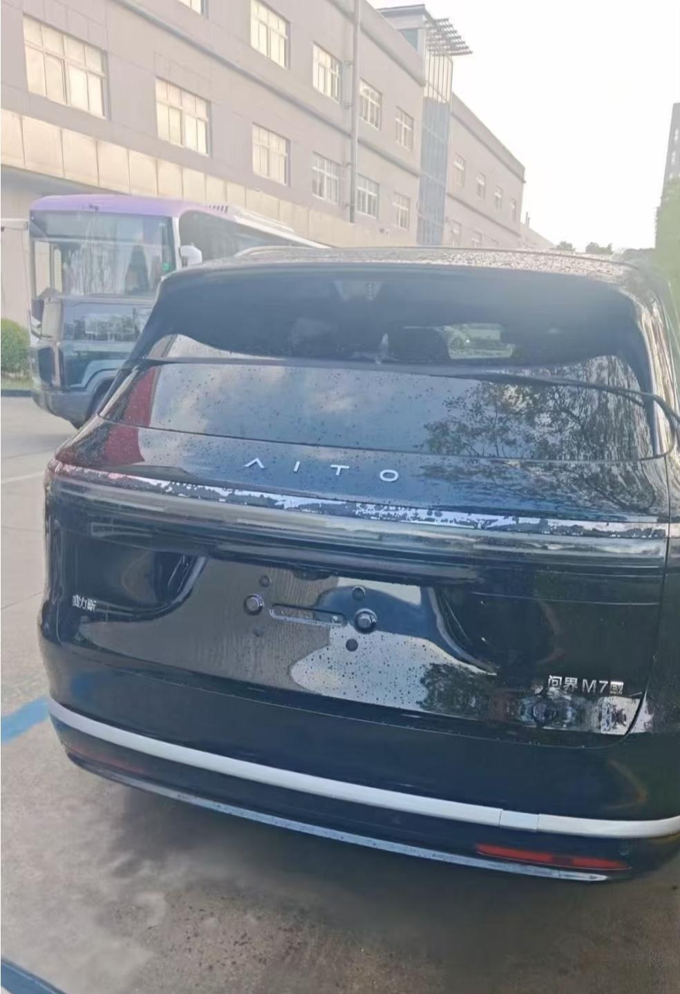 「问界M7EV」，尾灯区别于M8、M9；车头大概率还是一套脸，估计「工信部车