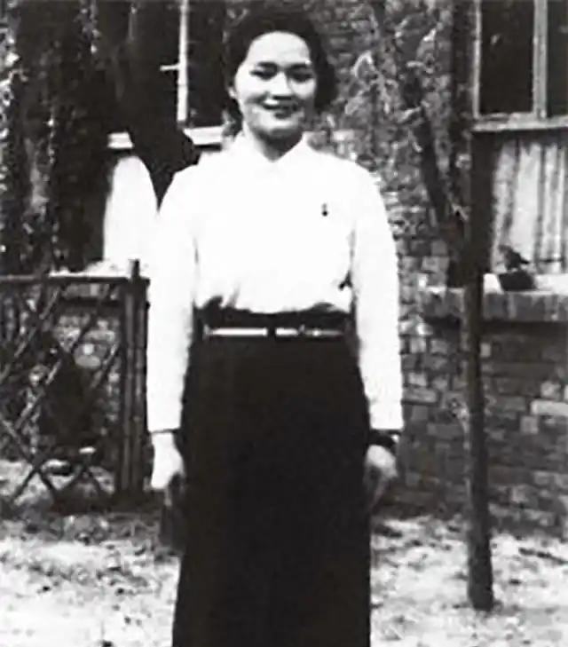 1973年，钱钟书的女儿钱瑗因洗衣服被邻居打了一耳光，他62岁的妻子杨绛立即冲上