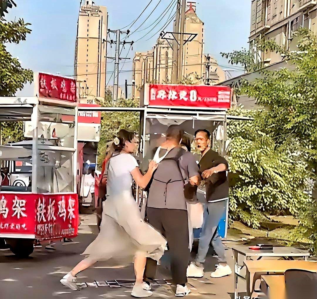 安徽淮南夜市那场架，离谱到我反复确认了好几遍。起手一盆红油，直接糊在对面男人脸