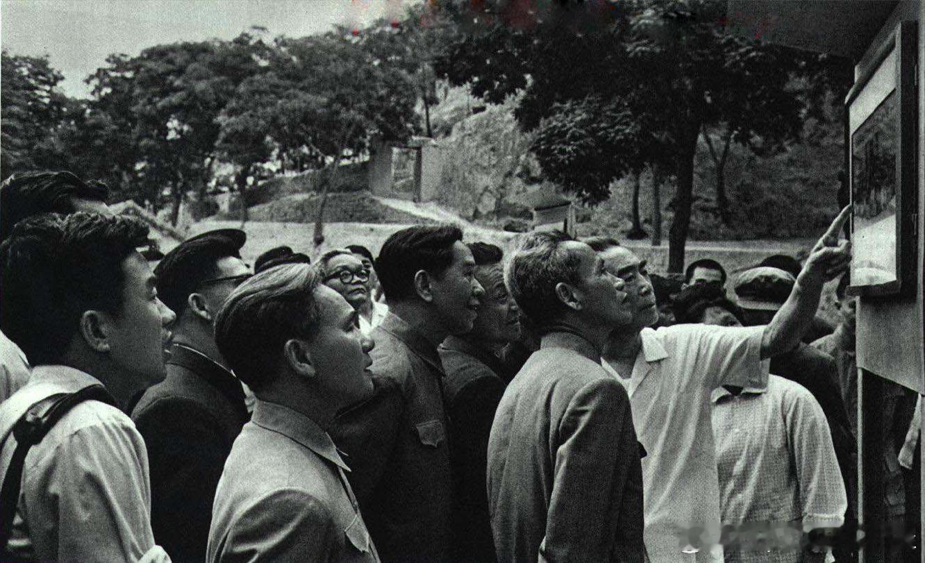 1973年6月9日陪同越南来宾参观延安历史影像