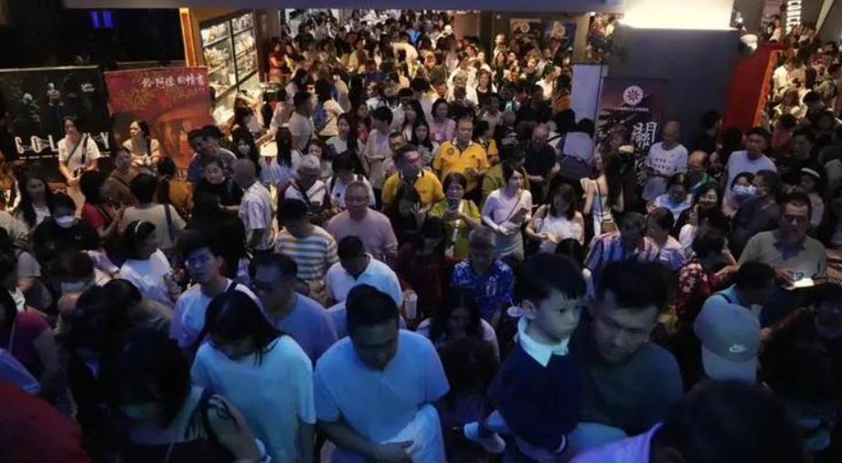 一部讲乡愁的温情电影，为何惹来多家外媒集体挑刺？制作成本一千多万，出镜演员大多