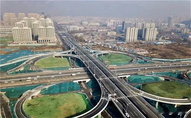 淄博在省内的高架快速路建设上，临沂、淄博、济宁是可圈可点的烟台、潍坊财力雄