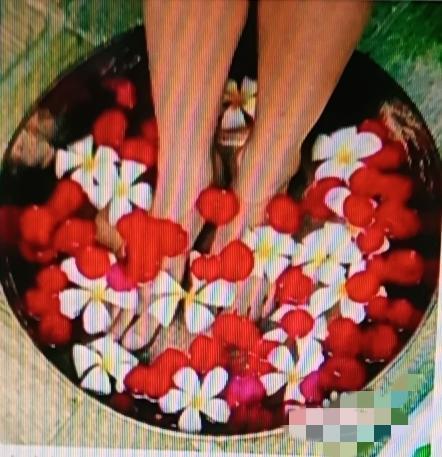 选择泡脚材料需依据个人体质和需求，以下是常见泡脚材料及其适用情况：1.清水