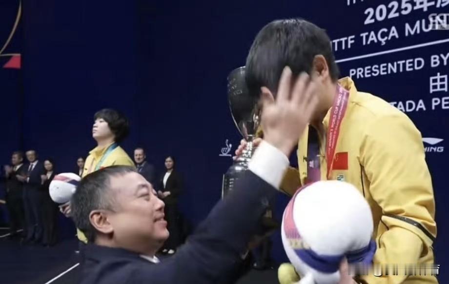 想想国梁同志这个辞职，有点不太完美！上周的澳门世界杯，男单雨果夺冠，中国队未能拍
