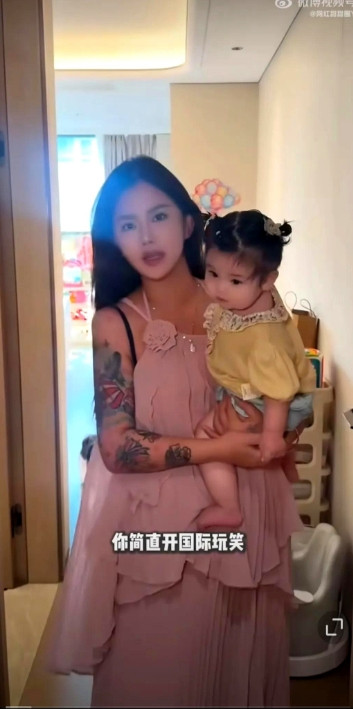 近日韩安冉禁止路人摸优米，也不允许路人拍女儿优米了，理由是优米虫卵过敏后背烂了。