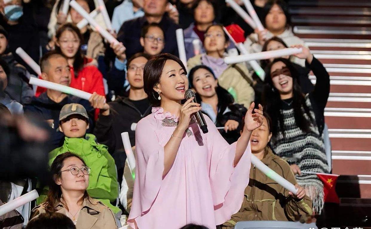 中秋晚会真给我看傻了！杨钰莹一出来，全场秒变“回忆杀”现场——54岁的她一开嗓，