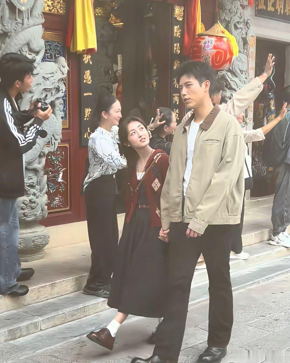 知道的是演情侣，不知道还以为是爸爸带女儿，哪个人才让张子枫来演偶像剧的啊……已知